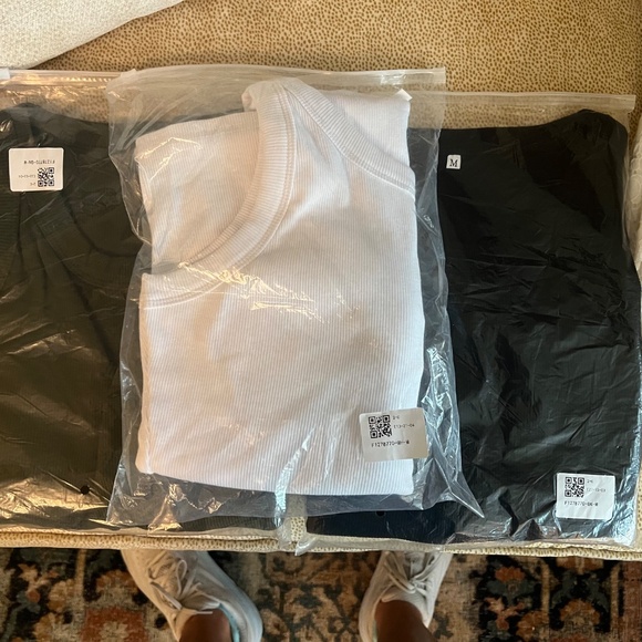 Black Round Neck Ribbed Tank Top w/Built in Bra NWOT - Picture 4 of 4